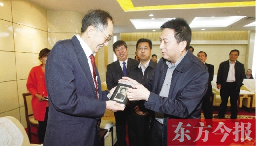 東方今報(bào)社社長趙國平（右）向崔琦先生（左）轉(zhuǎn)贈(zèng)一份特殊的禮物，這份禮物東方今報(bào)記者珍藏了15年