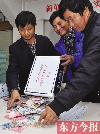 11月2日，鄭州眾多出租車司機為成都身患重病的的哥鄺德生募捐