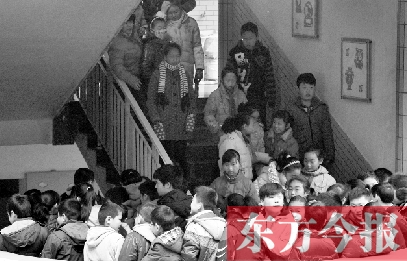 某小學的學生走下樓梯放學。2013年年底前，河南省將掛牌督導覆蓋所有中小學校。