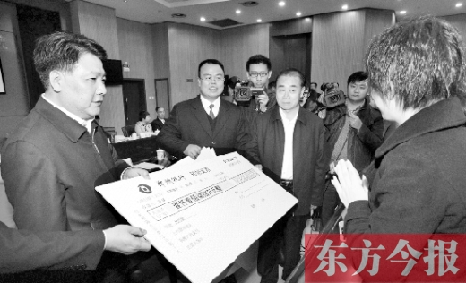 11月5日，省高院院長張立勇（左三）與最高法院執(zhí)行局局長劉貴祥（左一）一起將執(zhí)行款發(fā)放到當(dāng)事人手中