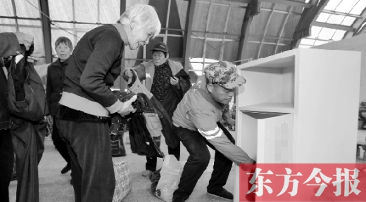 11月5日，孫德坤把棉衣送到今報(bào)的一處“愛(ài)有所衣”站點(diǎn)
