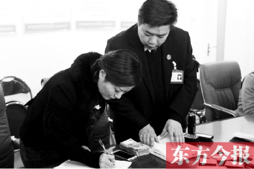 強制執(zhí)行+曝光，讓楊女士（左）拿到補償金