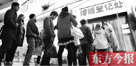 昨日，鄭州市中原區(qū)婚姻登記處等待“領(lǐng)證”的情侶們將隊(duì)伍延伸至辦事大廳大門(mén)外
