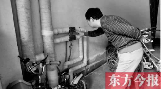11月11日，一位市民在查看自己的熱計量表