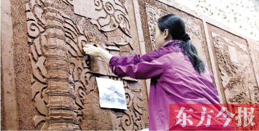 昨天上午，鄭州雕塑壁畫院的藝術(shù)家們正在創(chuàng)作鄭州地鐵文化主題墻的雕塑作品