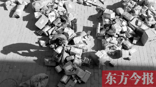 “雙十一”后，快遞員忙著送包裹，連水也不敢喝