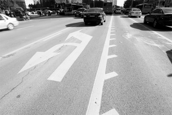 昨日，鄭州市金水路未來(lái)路口的“魚(yú)刺”車(chē)道，好多司機(jī)不知道咋走