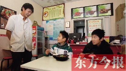 11月30日，鄭州市81中的兩位學(xué)生用勞動為自己掙了一頓中午飯，心里很高興