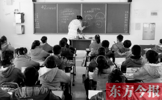 一位老師在給學(xué)生們上課。近日，教育部發(fā)布規(guī)定，再次強(qiáng)調(diào)“師德紅線”
