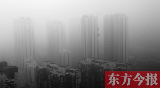 昨天早上，鄭州氣象臺發(fā)布大霧紅色預(yù)警，在霧霾籠罩下，鄭州市區(qū)的高樓大廈隱約可見