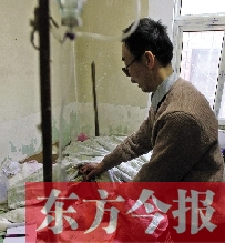 54歲的老楊把自己當(dāng)做護(hù)士，不離不棄照顧著已成“植物人”的母親