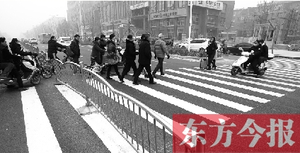 昨日，鄭州市建設路百花路口，馬路斑馬線被交通護欄隔斷