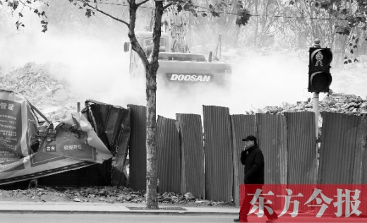 昨日，鄭州市未來路與緯四路交叉口一工地施工不除塵，加重了空氣污染