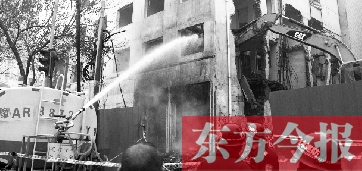 昨天早上8點(diǎn)半，鄭州市農(nóng)業(yè)路一拆遷工地，用兩臺噴水車噴水除塵，有效地阻止了施工揚(yáng)塵