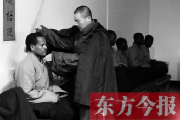 少林功夫講究禪武合一，坐禪當(dāng)然少不了,別看就是坐坐，姿勢都要師傅教