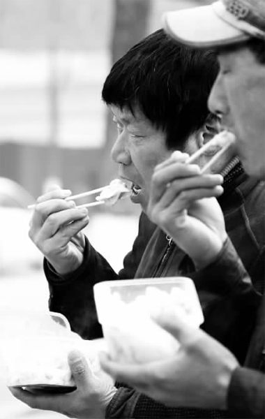 昨天，幾十名網(wǎng)友響應(yīng)王孝力的號召，送餃子給鄭州市南陽路立交橋下的務(wù)工人員