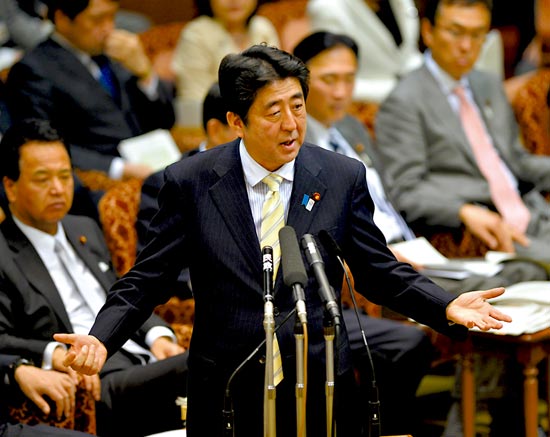 23日，安倍在參議院預算委員會發(fā)表講話。