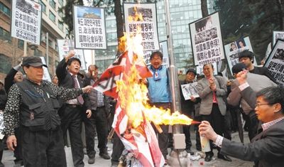  25日，首爾，韓國民眾舉行集會，抗議日本首相安倍晉三否認(rèn)侵略歷史、袒護(hù)內(nèi)閣大臣參拜靖國神社。