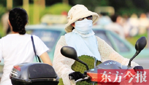 　昨日，鄭州街頭，一些女士全副“捂”裝，只為防暑防曬