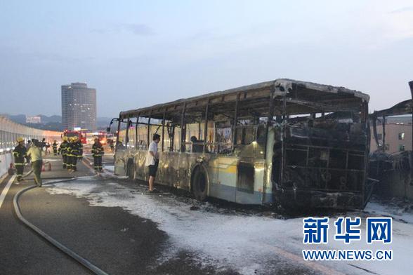 　　這是6月7日拍攝的廈門(mén)高架路上的快速公交起火事故現(xiàn)場(chǎng)。新華社發(fā)