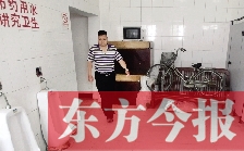 男廁中擺放的電視機(jī)、柜子、自行車等物品