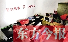 廁所進(jìn)門中廳，擺放著灶臺、餐桌、床鋪等，乍一看像個客廳
