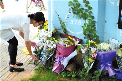 6月8日下午，記者來(lái)到廈門(mén)公交車(chē)爆炸事發(fā)現(xiàn)場(chǎng)橋下，附近已聚集了十幾個(gè)自發(fā)前來(lái)悼念的市民。橋墩下排放了一圈或黃或白的菊花，還有玖瑰、百合等。