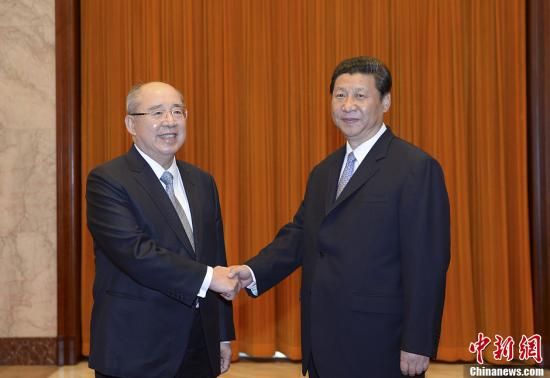中共中央總書記習(xí)近平13日下午在北京人民大會堂會見了中國國民黨榮譽主席吳伯雄率領(lǐng)的國民黨大陸訪問團(tuán)一行。中新社發(fā) 廖攀 攝