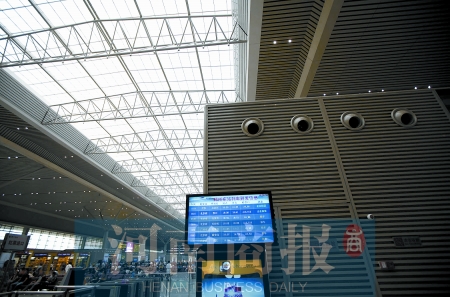 　鄭州東站三樓候車(chē)大廳，雖然空調(diào)處有涼風(fēng)吹出，但陽(yáng)光通過(guò)頂棚照進(jìn)，導(dǎo)致整個(gè)大廳的空調(diào)制冷效果不明顯