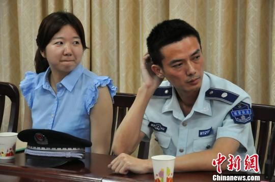 圖為參與“體驗(yàn)式執(zhí)法”的兩名城管隊(duì)員。　張芹　攝
