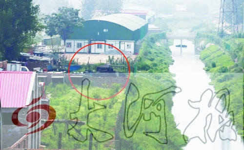 　彩虹橋西南側(cè)有一個大型地溝油加工窩點，廢水流入旁邊的排水渠。