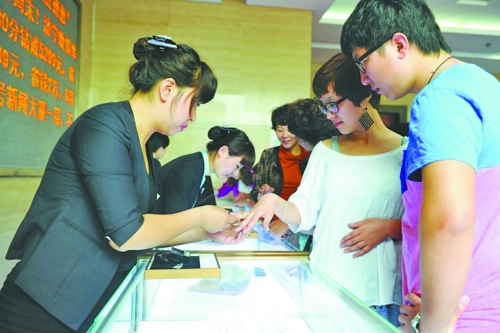 在北上廣等一線城市，鉆戒價(jià)格與國際接軌，價(jià)格不高，引發(fā)市民搶購潮。