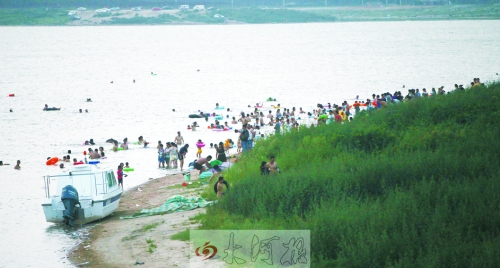 龍湖成為“第一浴場”，對市民是堵還是疏值得探討。