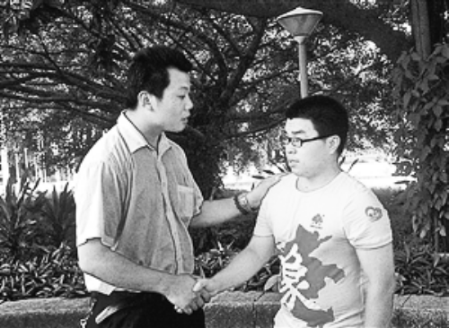 　王強(qiáng)（左）幫助的林富軍，今年考上了深圳大學(xué)。