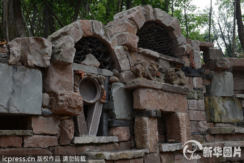 2013年9月23日，有網(wǎng)友近日報料重慶一所大學(xué)正在修建稀奇古怪的校大門