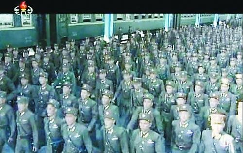 約2萬名朝鮮朝鮮人民軍基層軍官近日陸續(xù)抵達(dá)平壤，準(zhǔn)備出席軍方大會(huì)。
