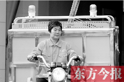 鄭州市金水區(qū)目前發(fā)放的第一批30輛新垃圾清運(yùn)車，已投入使用