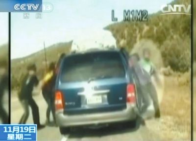 雷爾與警察爭執(zhí)，費(fèi)雷爾兒子下車試圖保護(hù)媽媽。