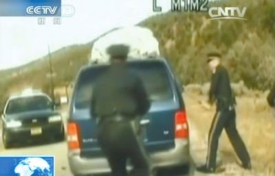 費(fèi)雷爾再次上車，警察拿警棍砸車窗。