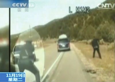 費(fèi)雷爾駕車逃走，警察連開數(shù)槍。央視截圖
