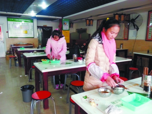 參加體驗(yàn)的兩名學(xué)生成功“入職”后,開(kāi)始收拾餐桌。
