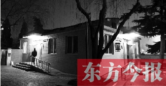 1月13日晚9點20分，鄭州市嵩山路與伊河路交叉口西北角的生態(tài)廁所依然開著燈