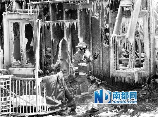 消防員用蒸汽機(jī)融化救火后殘留的冰層，尋找遇難者遺