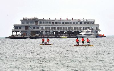位于三亞市大東海附近海域的海上會所3月22日攝。新華社發(fā)