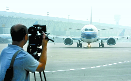 　8月28日，一架嶄新的波音737-800型飛機(jī)平穩(wěn)降落在鄭州新鄭國(guó)際機(jī)場(chǎng)。