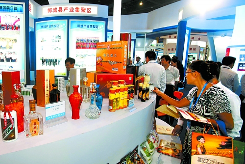 9月24日，2012中國（鄭州）產業(yè)轉移系列對接活動產業(yè)轉移暨新型工業(yè)化成果展在鄭州國際會展中心舉行