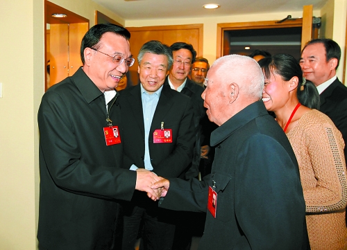 11月5日下午，中共中央政治局常委、國(guó)務(wù)院副總理李克強(qiáng)親切看望了參加中國(guó)共產(chǎn)黨第十八次全國(guó)代表大會(huì)的