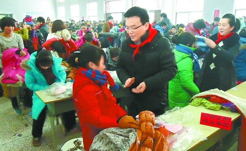 1月20日，省直團工委組織19個省直廳局的38名青年干部，來到三門峽市澠池縣果園鄉(xiāng)，開展“大手拉小手