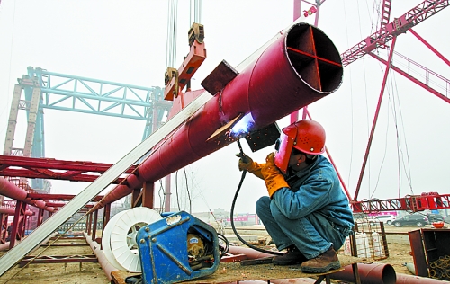 2月25日，在跨越南水北調(diào)總干渠的鄭州新鄭南段十里鋪公路橋施工現(xiàn)場(chǎng)，建設(shè)者在緊張地施工。