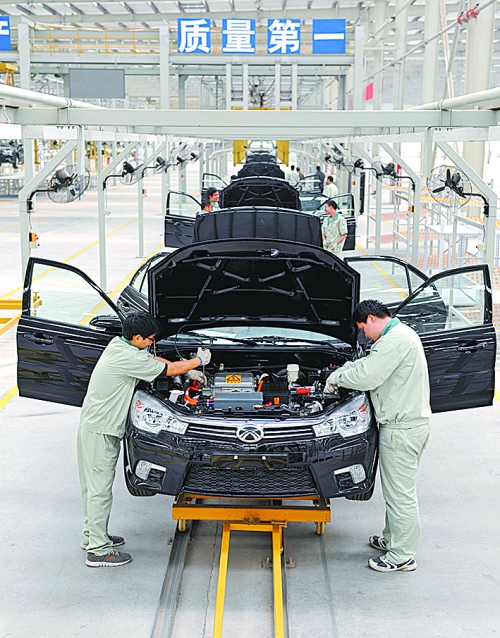 　　4月16日，新鄉(xiāng)市新能電動汽車有限公司的工作人員在電動汽車生產(chǎn)流水線上作業(yè)。目前，新鄉(xiāng)現(xiàn)有規(guī)模以
